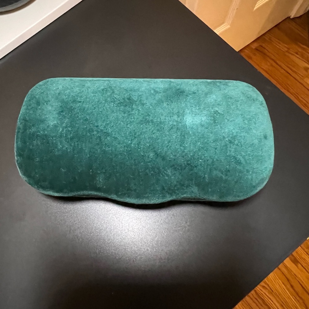 Gucci Sunglasses - flawed, pre-loved condition. - Picture 7 of 8